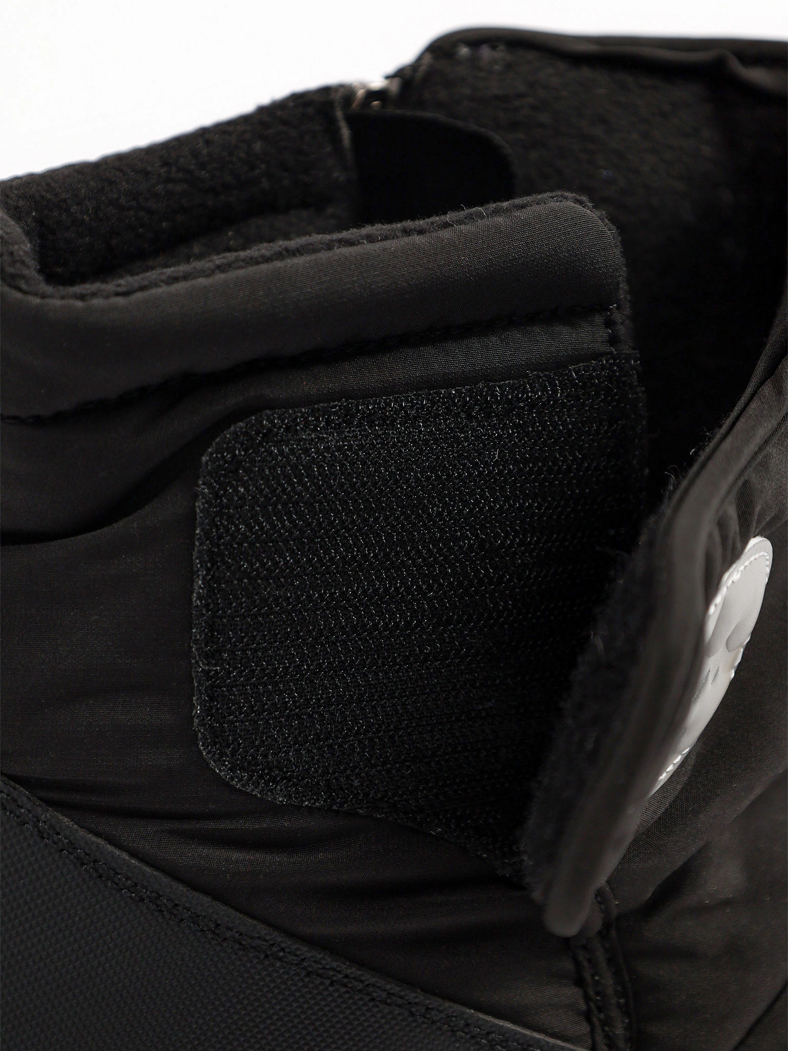 Дутики текстильные черного цвета на средней подошве